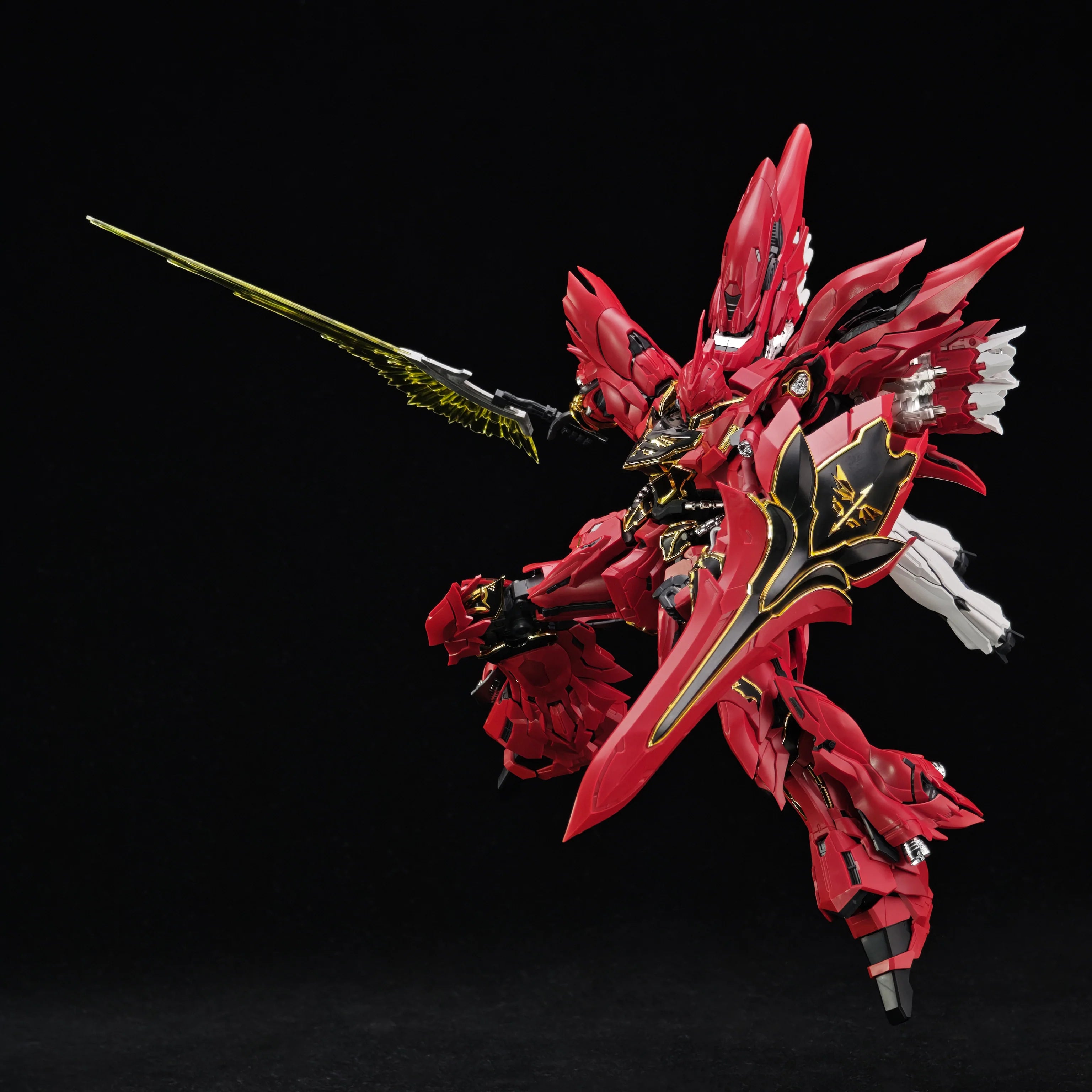 PRE-ORDER Comet Technology 1/100 MSN-06S The Red Comet Model Kit